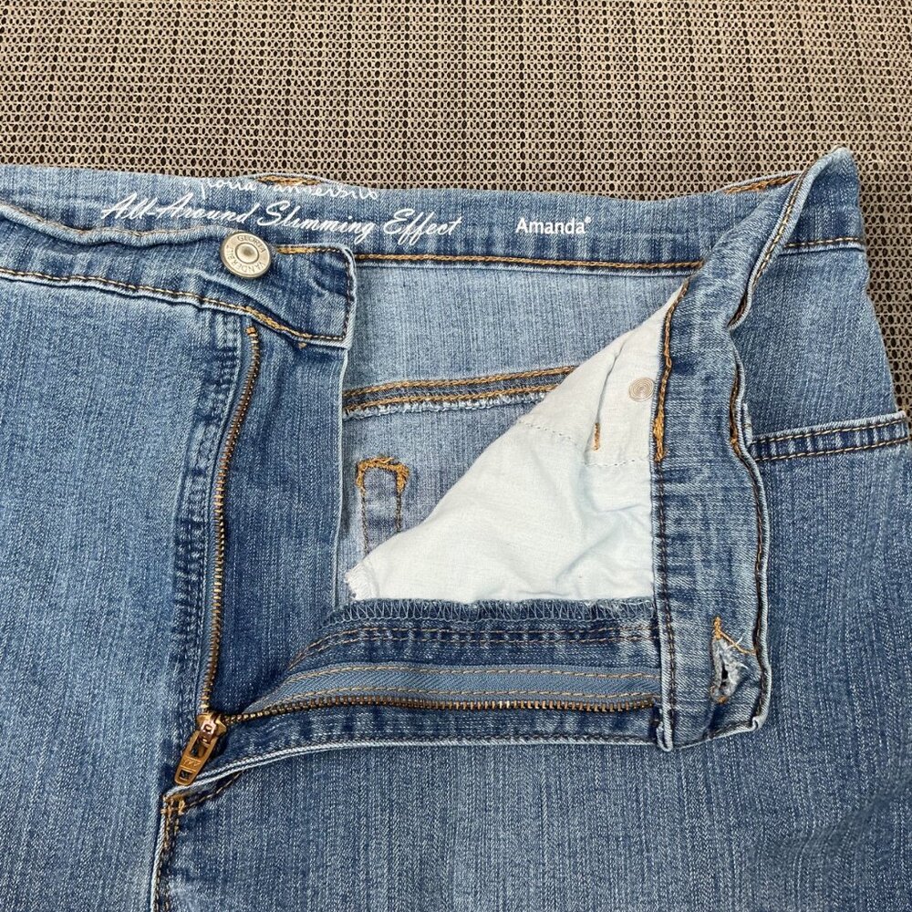 Gloria Vanderbilt Amanda Womens Size 14 Blue Denim Shorts Floral Embroidery - Picture 11 of 12